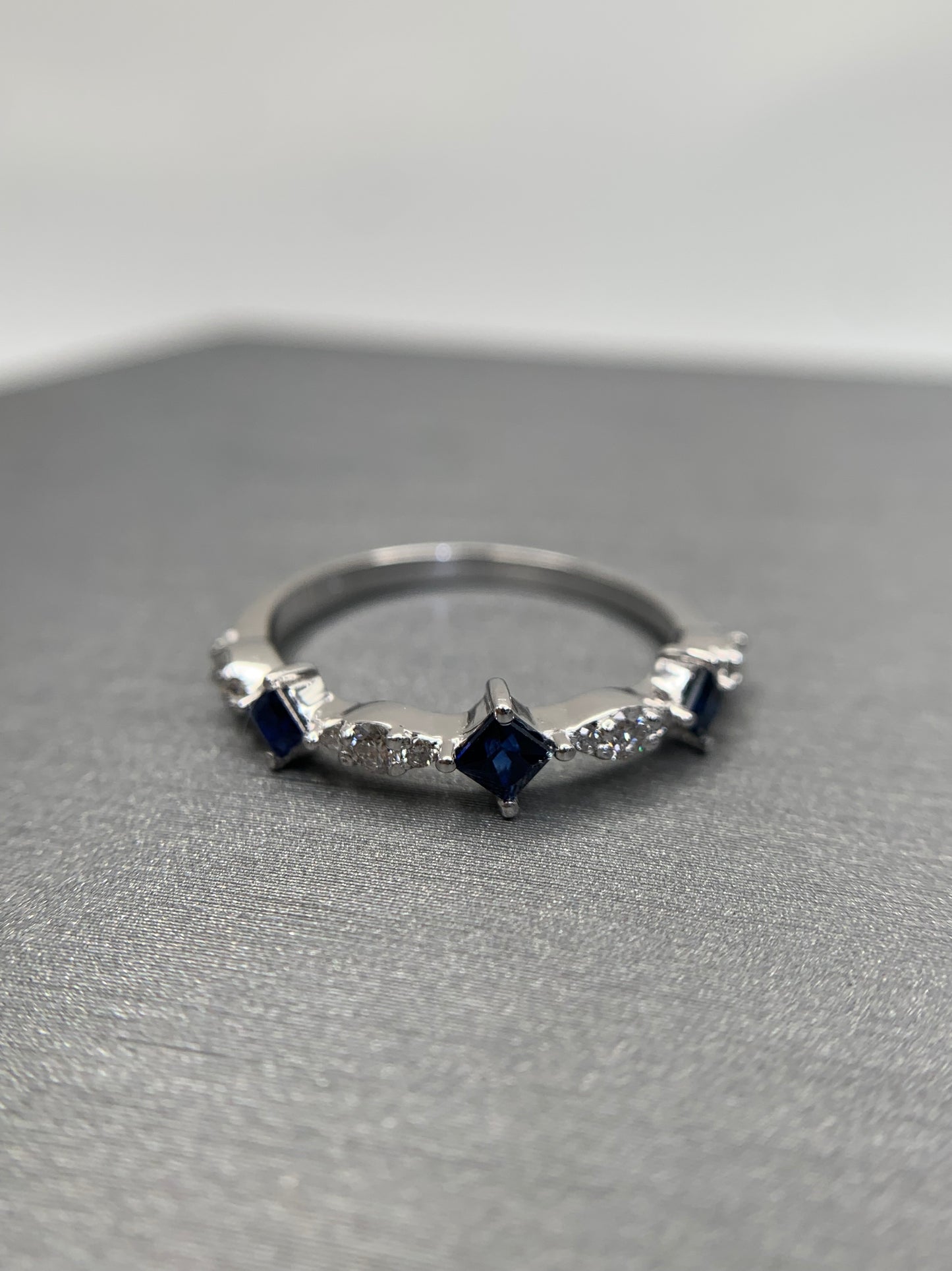 Sapphire Diamond Ring 14K White Gold (0.18tcw)