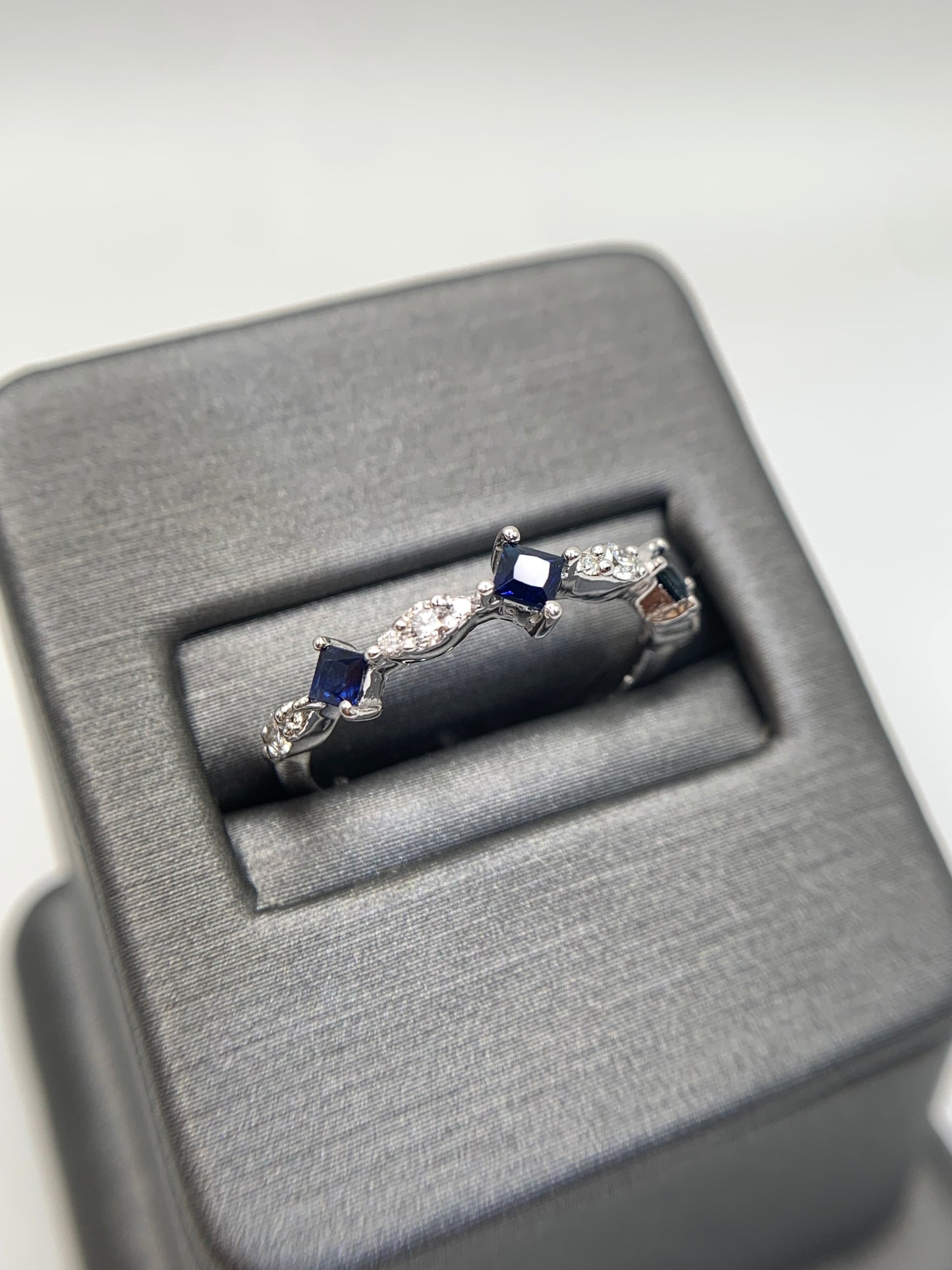 Sapphire Diamond Ring 14K White Gold (0.18tcw)